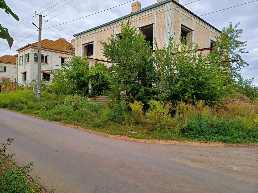 коттедж с машиной. счастливая семья рядом с домом. потапово усадьба. машина дом. собственный дом.